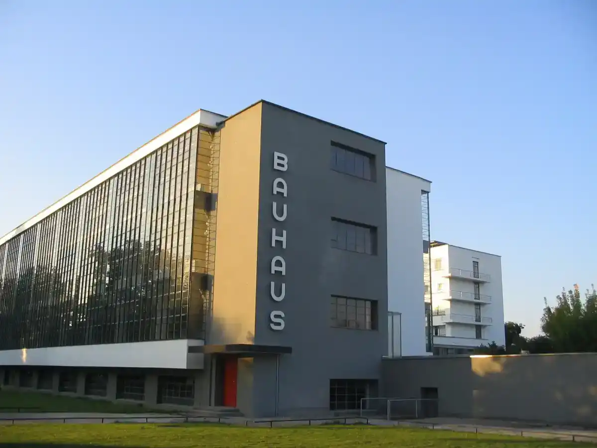 Bauhaus Dessau — Bezug zur Gestaltungslehre und Schriftkultur
